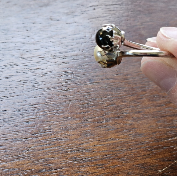 Black and white faux pearl silver ring. Size 5 to 6. - Picture 6 of 6